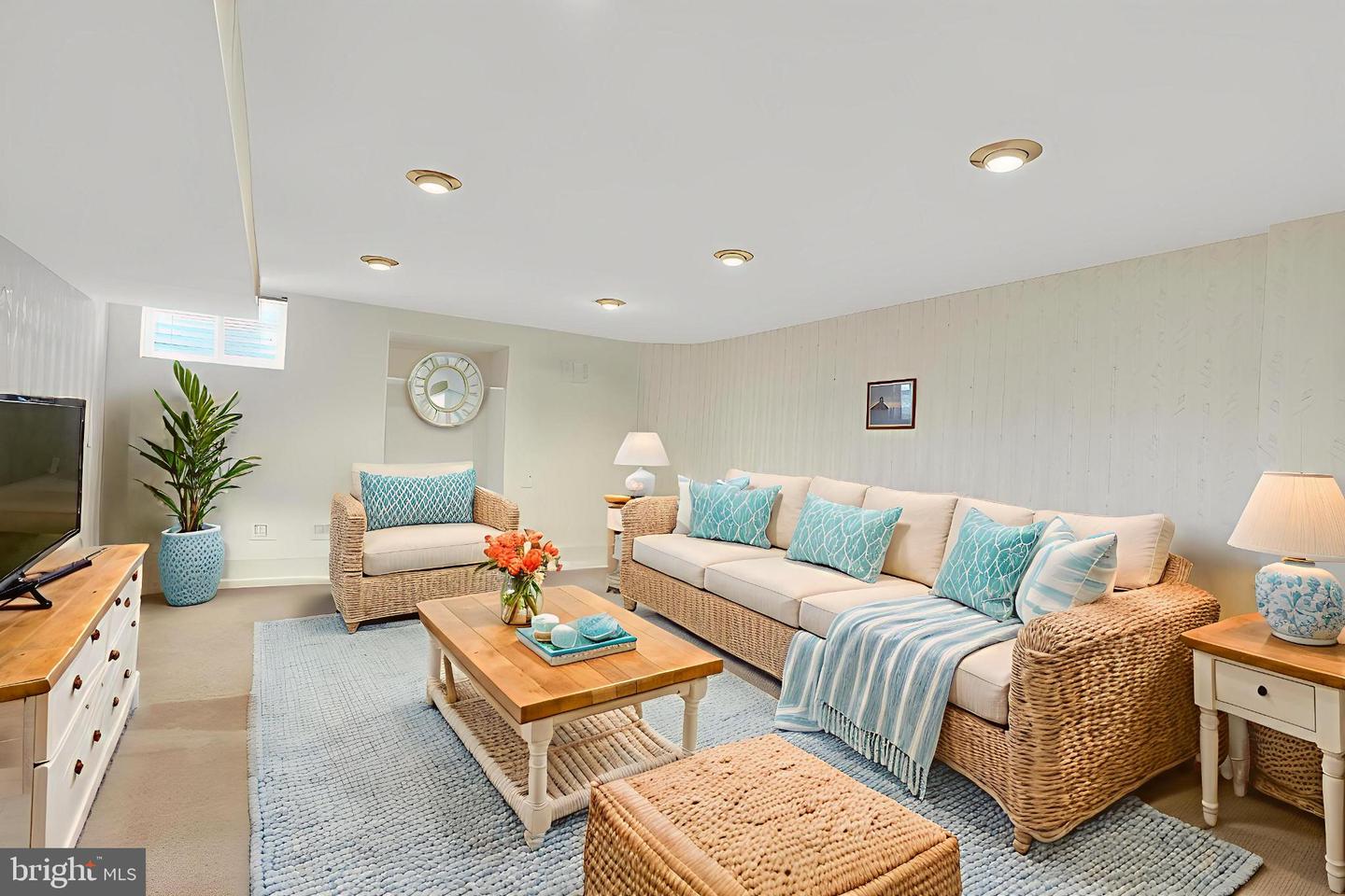 8836 SHADOWLAKE WAY, SPRINGFIELD, Virginia 22153, 4 Bedrooms Bedrooms, 8 Rooms Rooms,3 BathroomsBathrooms,Residential,For sale,8836 SHADOWLAKE WAY,VAFX2290544 MLS # VAFX2290544