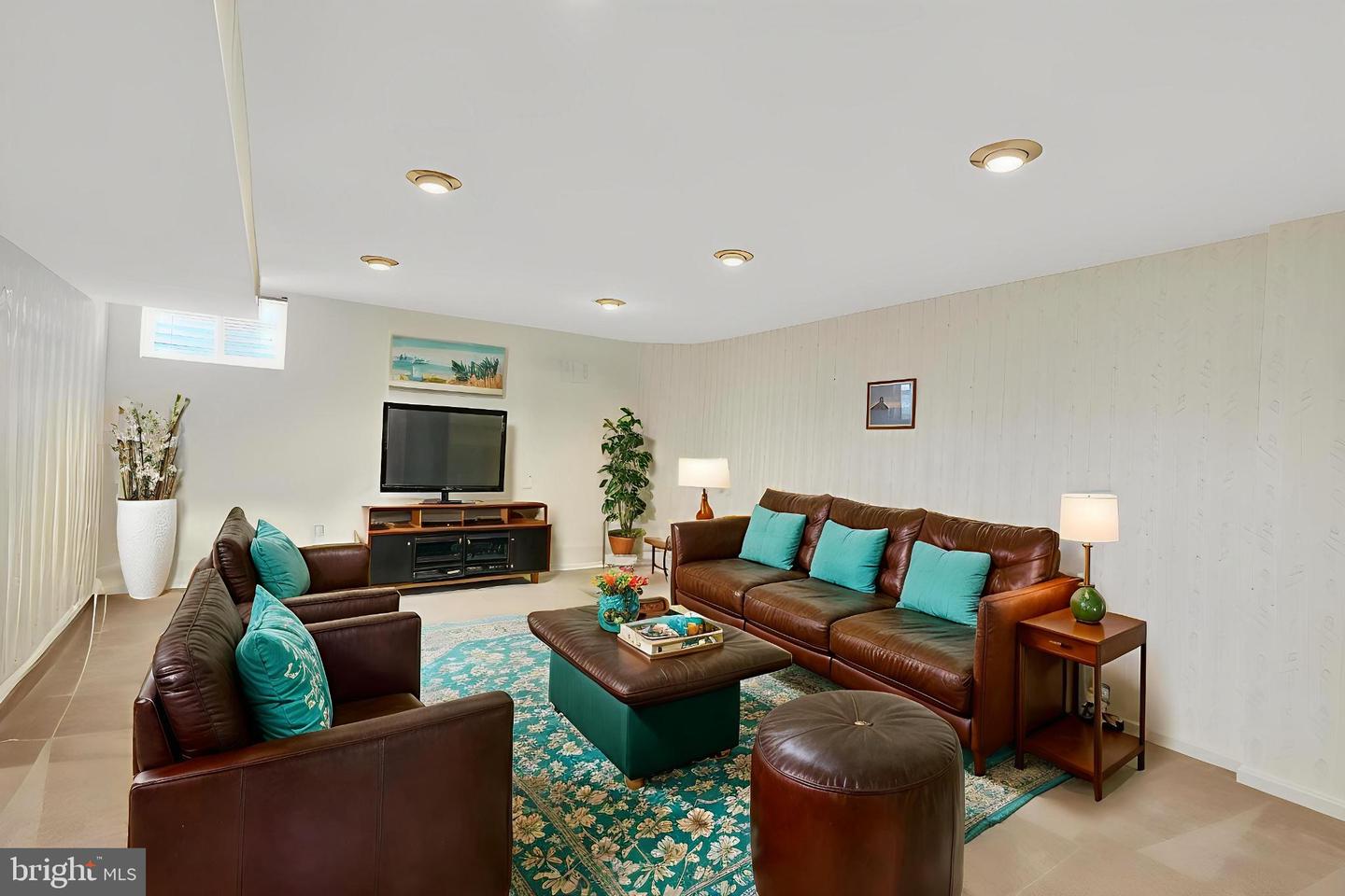 8836 SHADOWLAKE WAY, SPRINGFIELD, Virginia 22153, 4 Bedrooms Bedrooms, 8 Rooms Rooms,3 BathroomsBathrooms,Residential,For sale,8836 SHADOWLAKE WAY,VAFX2290544 MLS # VAFX2290544