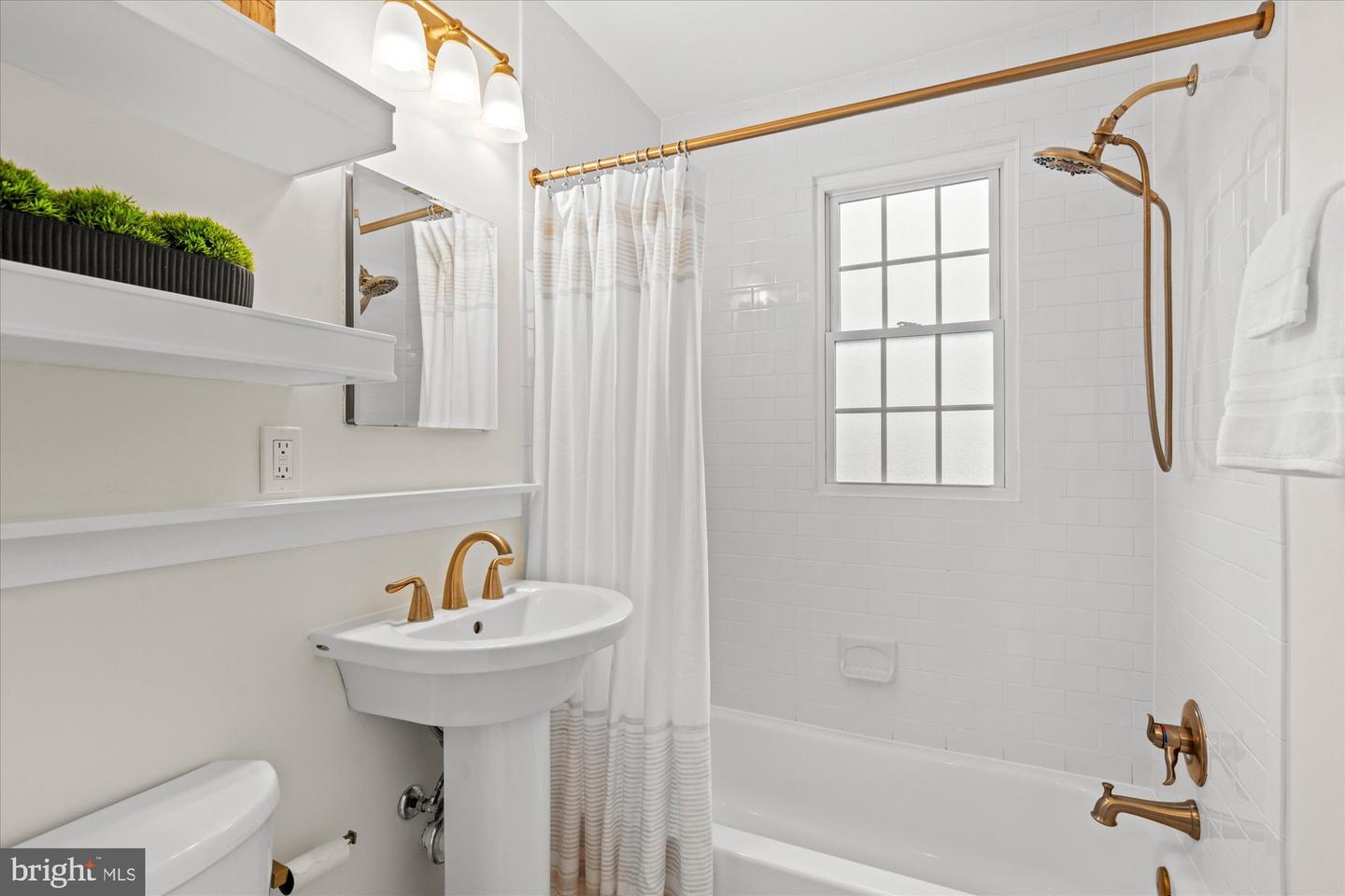 546 E NELSON AVE, ALEXANDRIA, Virginia 22301, 2 Bedrooms Bedrooms, ,2 BathroomsBathrooms,Residential,For sale,546 E NELSON AVE,VAAX2054174 MLS # VAAX2054174