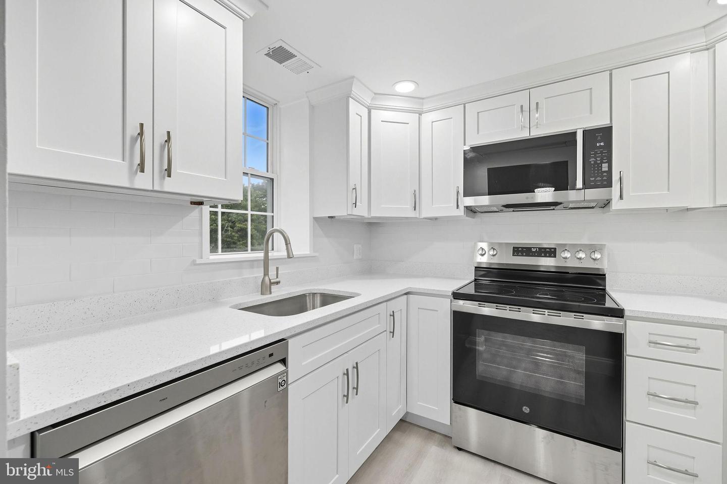 2856 S BUCHANAN ST #B1, ARLINGTON, Virginia 22206, 2 Bedrooms Bedrooms, 7 Rooms Rooms,1 BathroomBathrooms,Residential,For sale,2856 S BUCHANAN ST #B1,VAAR2068942 MLS # VAAR2068942