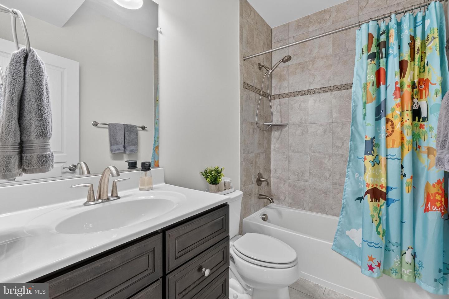 6628 JESSAMINE LN, ANNANDALE, Virginia 22003, 5 Bedrooms Bedrooms, ,4 BathroomsBathrooms,Residential,For sale,6628 JESSAMINE LN,VAFX2291304 MLS # VAFX2291304