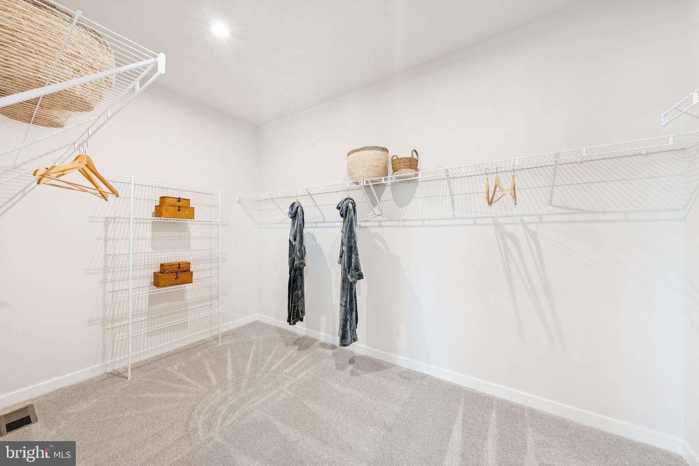 13820 QUARTZ AVE, WOODBRIDGE, Virginia 22193, 3 Bedrooms Bedrooms, ,2 BathroomsBathrooms,Residential,For sale,13820 QUARTZ AVE,VAPW2112658 MLS # VAPW2112658