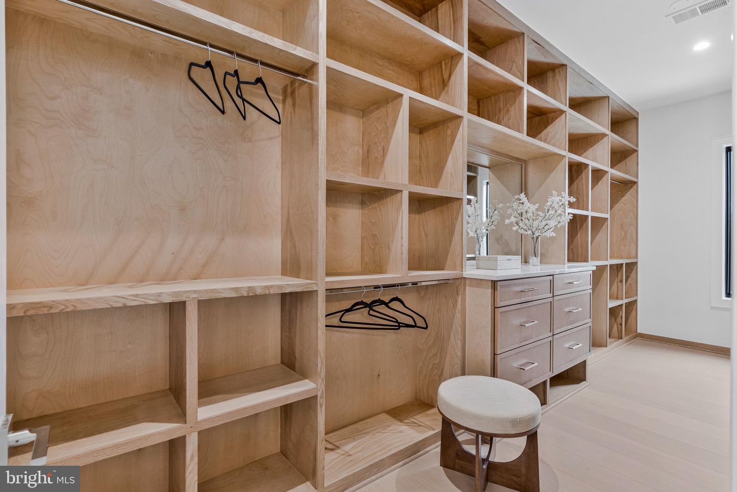 942 DEAD RUN DR, MCLEAN, Virginia 22101, 7 Bedrooms Bedrooms, ,9 BathroomsBathrooms,Residential,For sale,942 DEAD RUN DR,VAFX2288082 MLS # VAFX2288082