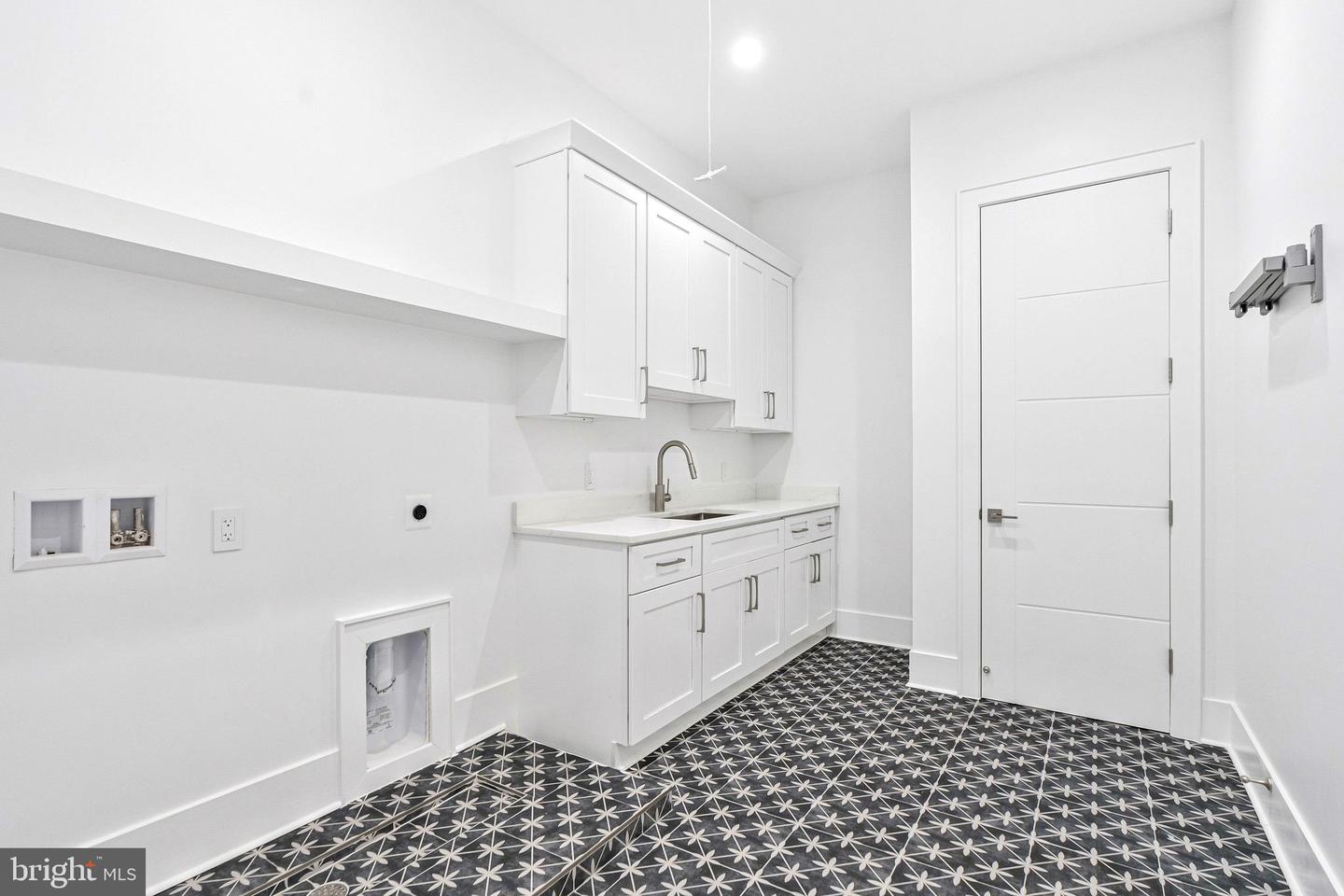 942 DEAD RUN DR, MCLEAN, Virginia 22101, 7 Bedrooms Bedrooms, ,9 BathroomsBathrooms,Residential,For sale,942 DEAD RUN DR,VAFX2288082 MLS # VAFX2288082