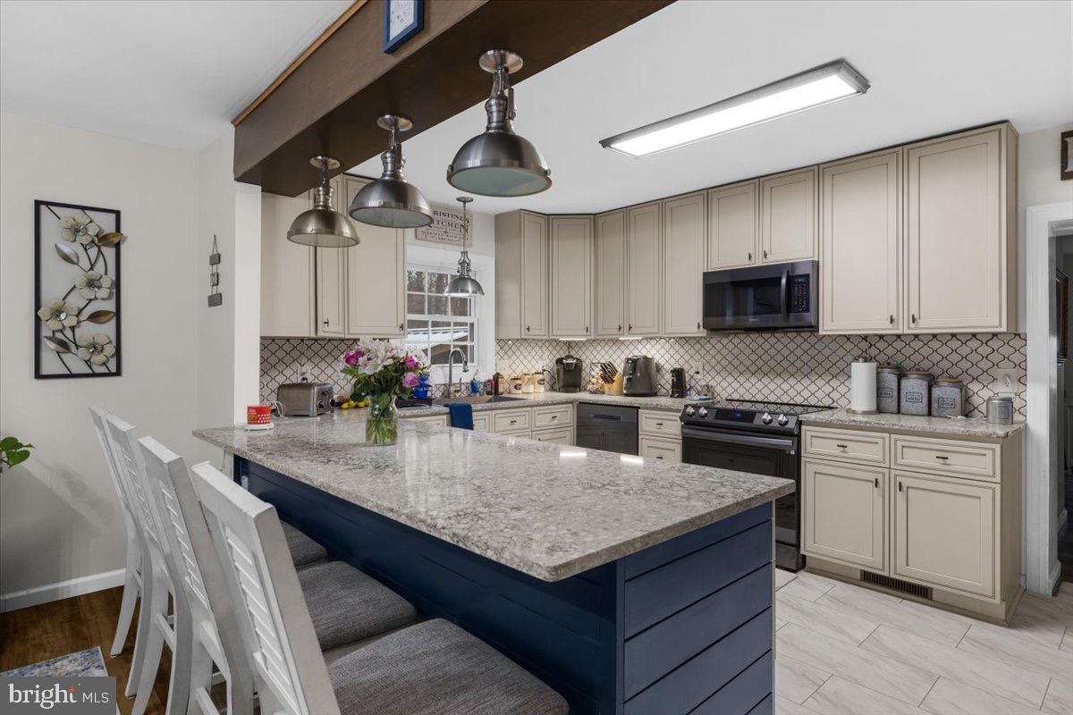 36 SPICEWOOD LN, FRONT ROYAL, Virginia 22630, 5 Bedrooms Bedrooms, 16 Rooms Rooms,3 BathroomsBathrooms,Residential,For sale,36 SPICEWOOD LN,VAWR2013310 MLS # VAWR2013310