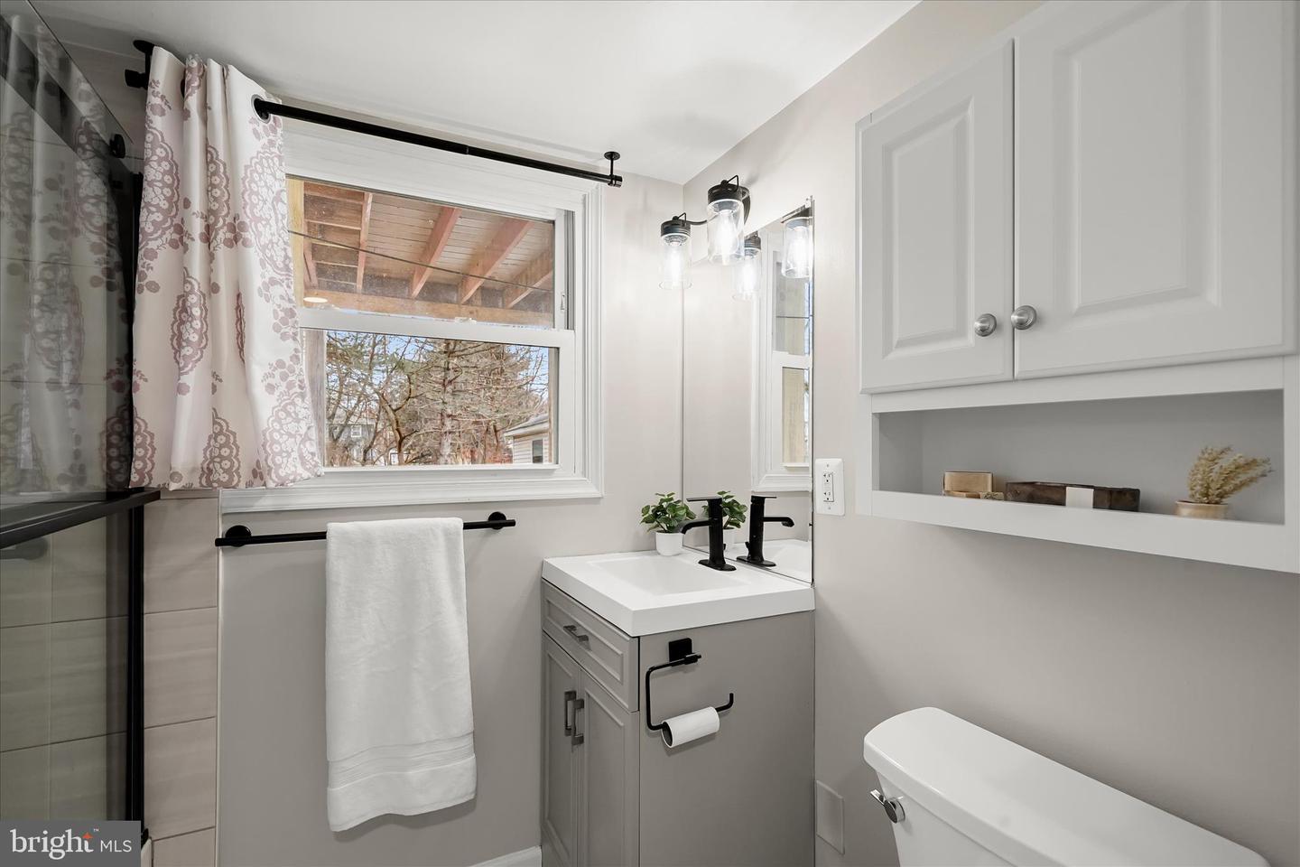 709 W POPLAR RD, STERLING, Virginia 20164, 4 Bedrooms Bedrooms, ,2 BathroomsBathrooms,Residential,For sale,709 W POPLAR RD,VALO2115636 MLS # VALO2115636