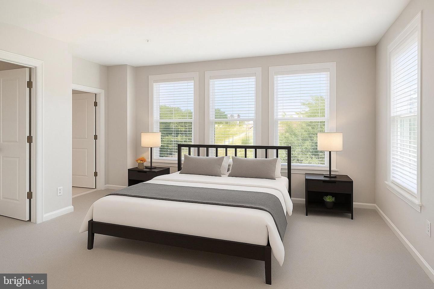 4967 LAKESIDE XING, CHANTILLY, Virginia 20151, 3 Bedrooms Bedrooms, ,3 BathroomsBathrooms,Residential,For sale,4967 LAKESIDE XING,VAFX2290480 MLS # VAFX2290480