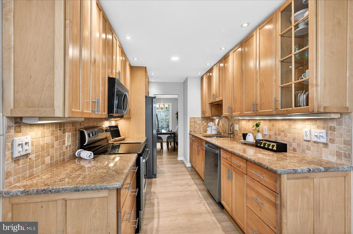 9512 MEADOW GROVE CT, BURKE, Virginia 22015, 3 Bedrooms Bedrooms, 12 Rooms Rooms,3 BathroomsBathrooms,Residential,For sale,9512 MEADOW GROVE CT,VAFX2290996 MLS # VAFX2290996