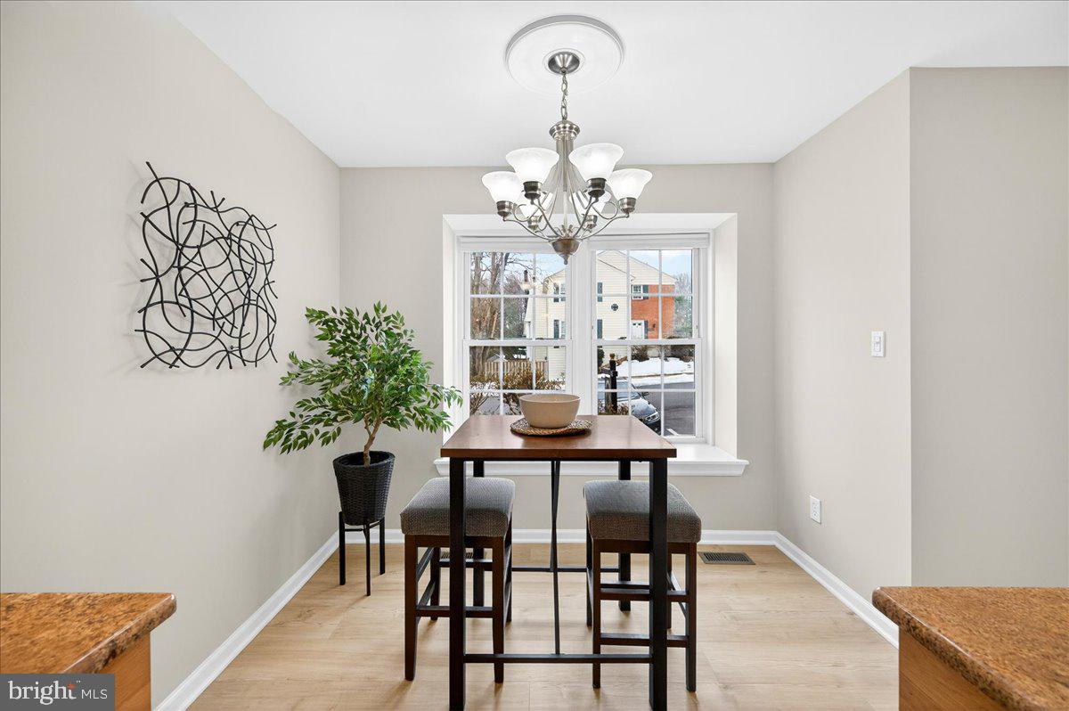 9512 MEADOW GROVE CT, BURKE, Virginia 22015, 3 Bedrooms Bedrooms, 12 Rooms Rooms,3 BathroomsBathrooms,Residential,For sale,9512 MEADOW GROVE CT,VAFX2290996 MLS # VAFX2290996