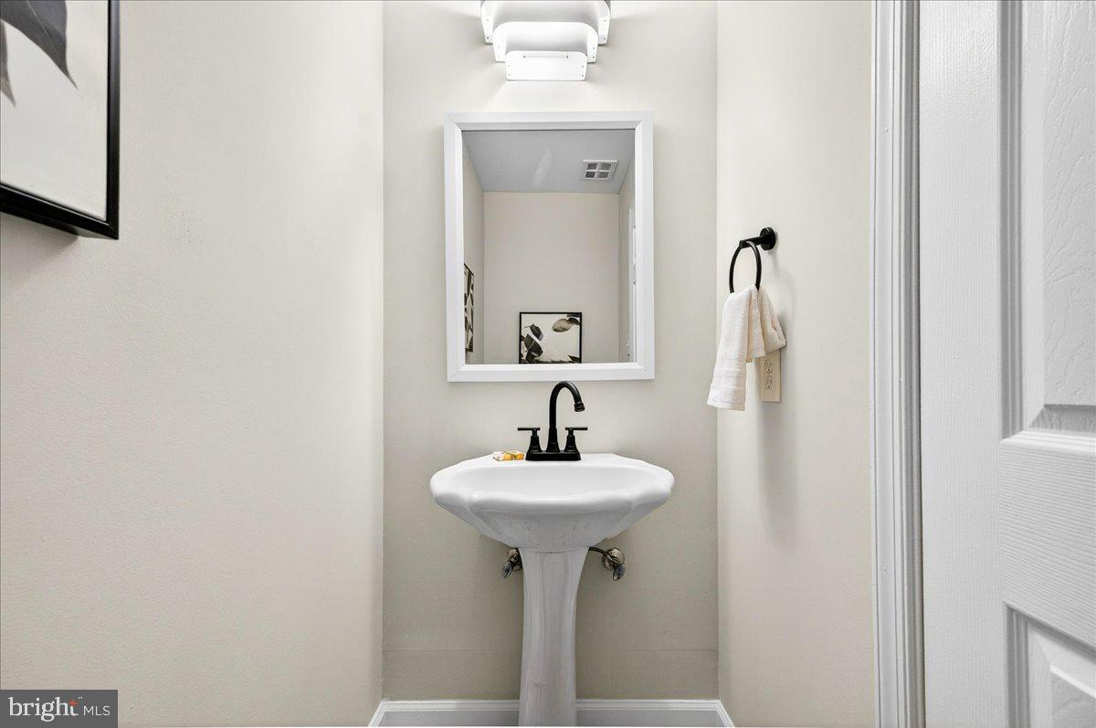 9512 MEADOW GROVE CT, BURKE, Virginia 22015, 3 Bedrooms Bedrooms, 12 Rooms Rooms,3 BathroomsBathrooms,Residential,For sale,9512 MEADOW GROVE CT,VAFX2290996 MLS # VAFX2290996