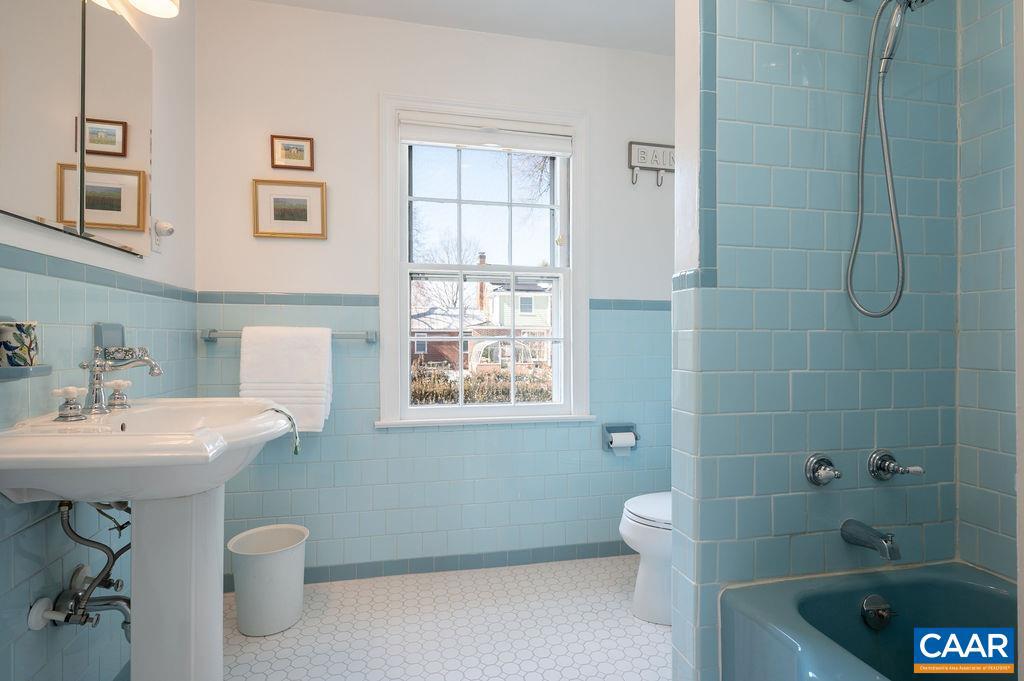 1621 MEADOWBROOK HEIGHTS RD, CHARLOTTESVILLE, Virginia 22901, 5 Bedrooms Bedrooms, ,3 BathroomsBathrooms,Residential,For sale,1621 MEADOWBROOK HEIGHTS RD,673294 MLS # 673294