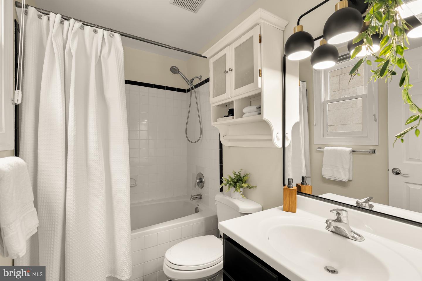 1512 PARK RD NW #2, WASHINGTON, District Of Columbia 20010, 2 Bedrooms Bedrooms, ,2 BathroomsBathrooms,Residential,For sale,1512 PARK RD NW #2,DCDC2231900 MLS # DCDC2231900