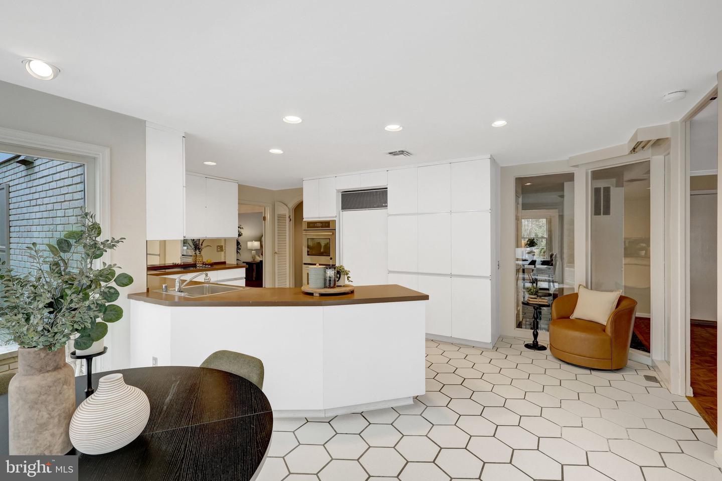 8801 LYNNHURST DR, FAIRFAX, Virginia 22031, 5 Bedrooms Bedrooms, 16 Rooms Rooms,3 BathroomsBathrooms,Residential,For sale,8801 LYNNHURST DR,VAFX2279422 MLS # VAFX2279422