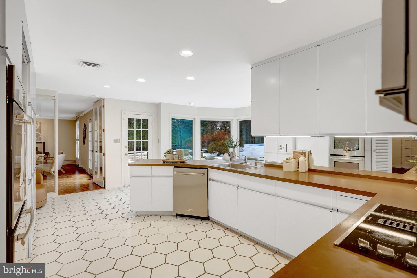 8801 LYNNHURST DR, FAIRFAX, Virginia 22031, 5 Bedrooms Bedrooms, 16 Rooms Rooms,3 BathroomsBathrooms,Residential,For sale,8801 LYNNHURST DR,VAFX2279422 MLS # VAFX2279422