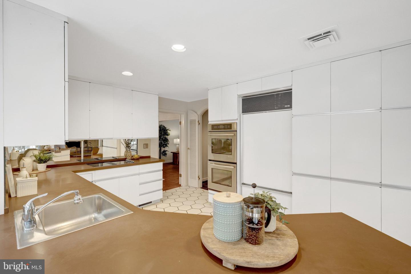 8801 LYNNHURST DR, FAIRFAX, Virginia 22031, 5 Bedrooms Bedrooms, 16 Rooms Rooms,3 BathroomsBathrooms,Residential,For sale,8801 LYNNHURST DR,VAFX2279422 MLS # VAFX2279422