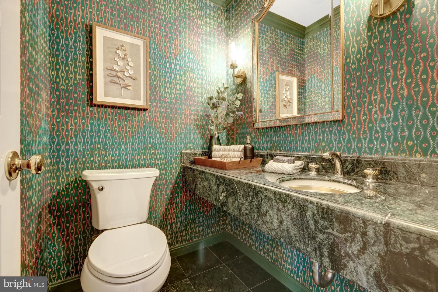 8801 LYNNHURST DR, FAIRFAX, Virginia 22031, 5 Bedrooms Bedrooms, 16 Rooms Rooms,3 BathroomsBathrooms,Residential,For sale,8801 LYNNHURST DR,VAFX2279422 MLS # VAFX2279422