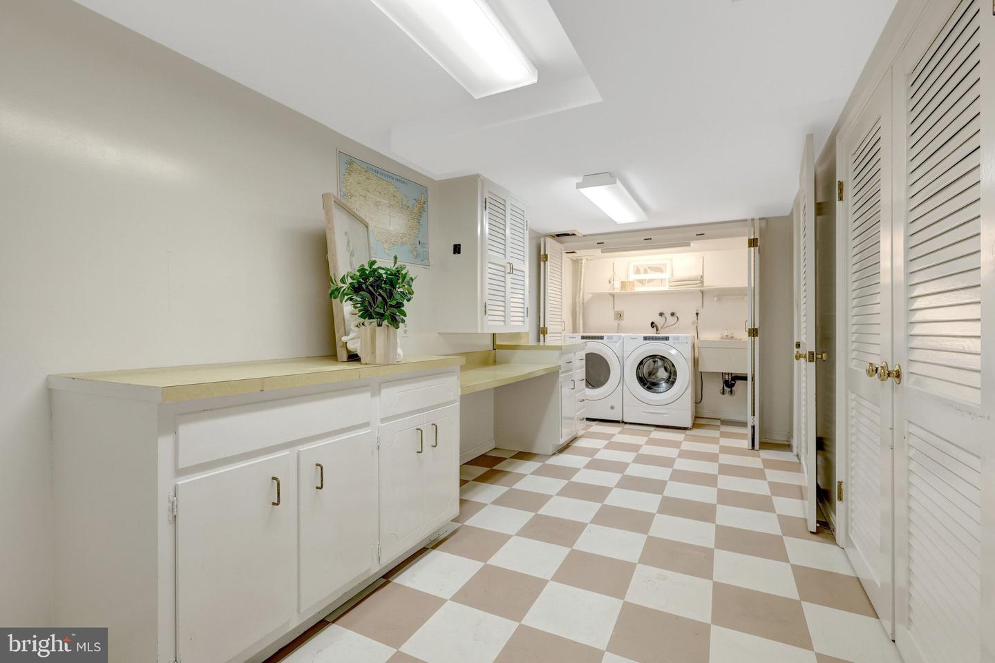 8801 LYNNHURST DR, FAIRFAX, Virginia 22031, 5 Bedrooms Bedrooms, 16 Rooms Rooms,3 BathroomsBathrooms,Residential,For sale,8801 LYNNHURST DR,VAFX2279422 MLS # VAFX2279422