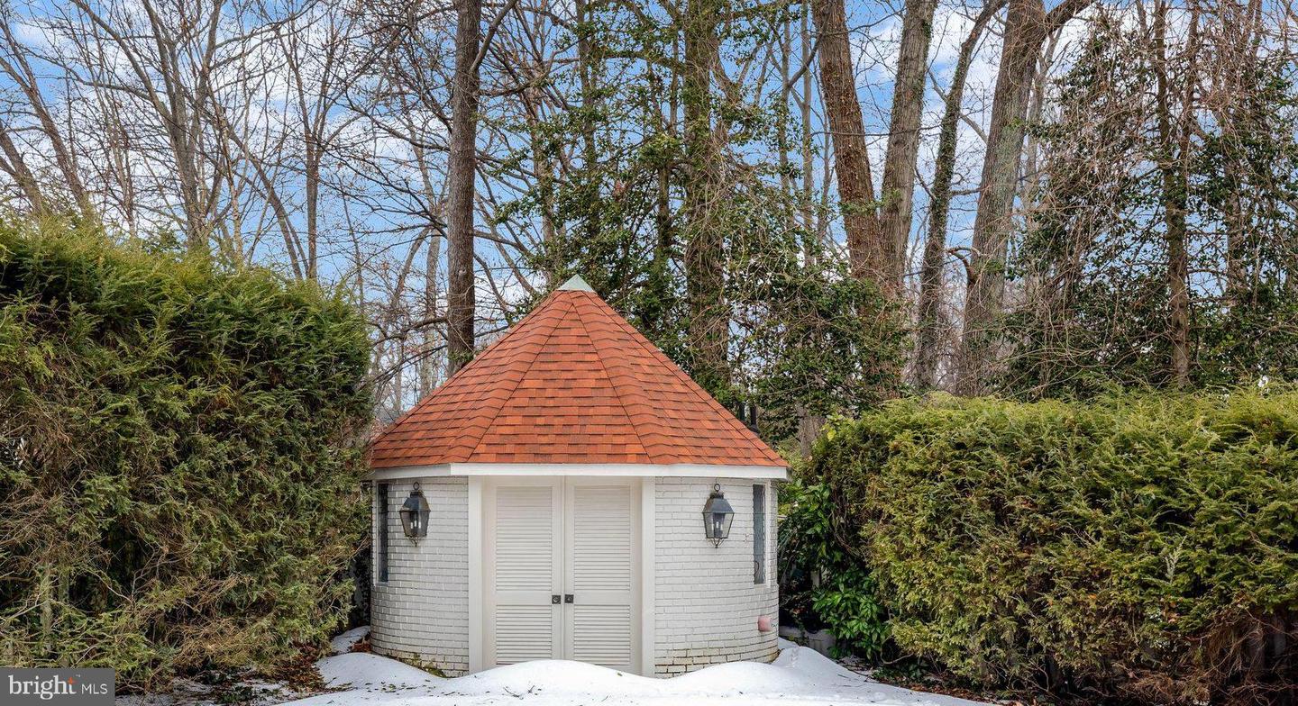 8801 LYNNHURST DR, FAIRFAX, Virginia 22031, 5 Bedrooms Bedrooms, 16 Rooms Rooms,3 BathroomsBathrooms,Residential,For sale,8801 LYNNHURST DR,VAFX2279422 MLS # VAFX2279422