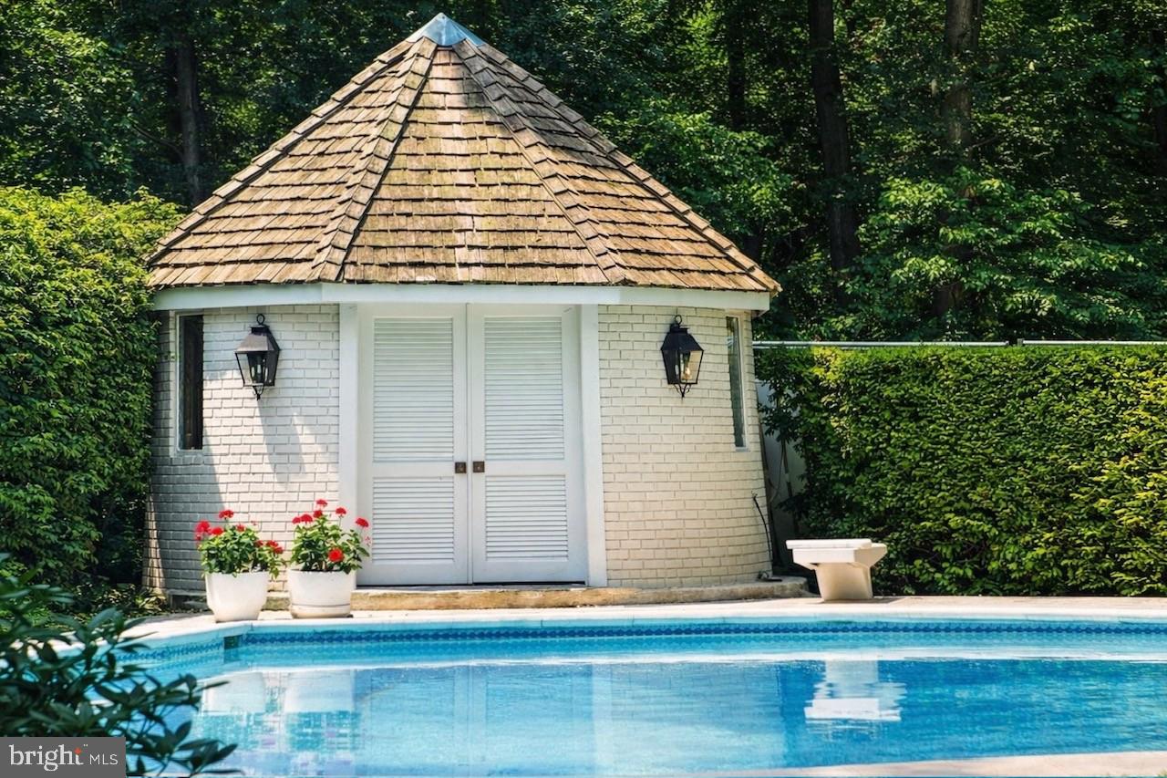 8801 LYNNHURST DR, FAIRFAX, Virginia 22031, 5 Bedrooms Bedrooms, 16 Rooms Rooms,3 BathroomsBathrooms,Residential,For sale,8801 LYNNHURST DR,VAFX2279422 MLS # VAFX2279422