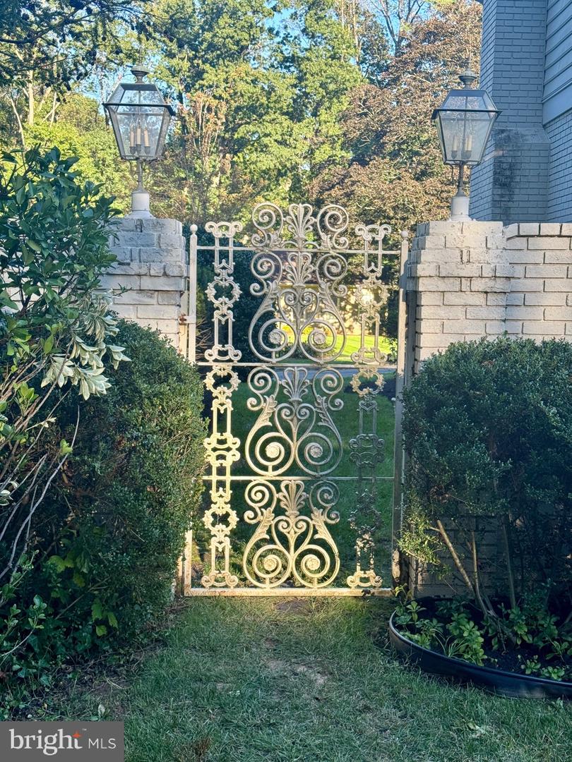 8801 LYNNHURST DR, FAIRFAX, Virginia 22031, 5 Bedrooms Bedrooms, 16 Rooms Rooms,3 BathroomsBathrooms,Residential,For sale,8801 LYNNHURST DR,VAFX2279422 MLS # VAFX2279422