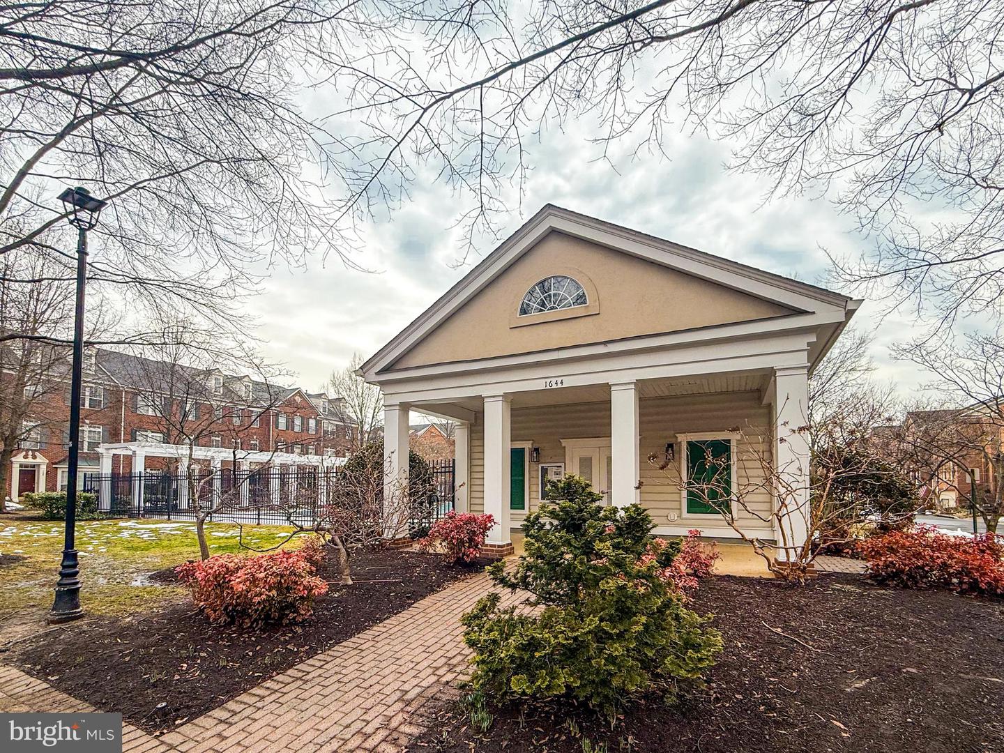 1613 POTOMAC GREENS DR #A, ALEXANDRIA, Virginia 22314, 2 Bedrooms Bedrooms, ,2 BathroomsBathrooms,Residential,For sale,1613 POTOMAC GREENS DR #A,VAAX2052606 MLS # VAAX2052606