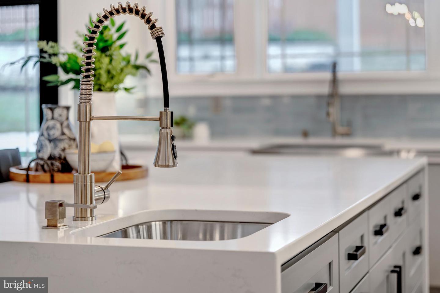 7022 HECTOR RD, MCLEAN, Virginia 22101, 7 Bedrooms Bedrooms, ,7 BathroomsBathrooms,Residential,For sale,7022 HECTOR RD,VAFX2284792 MLS # VAFX2284792