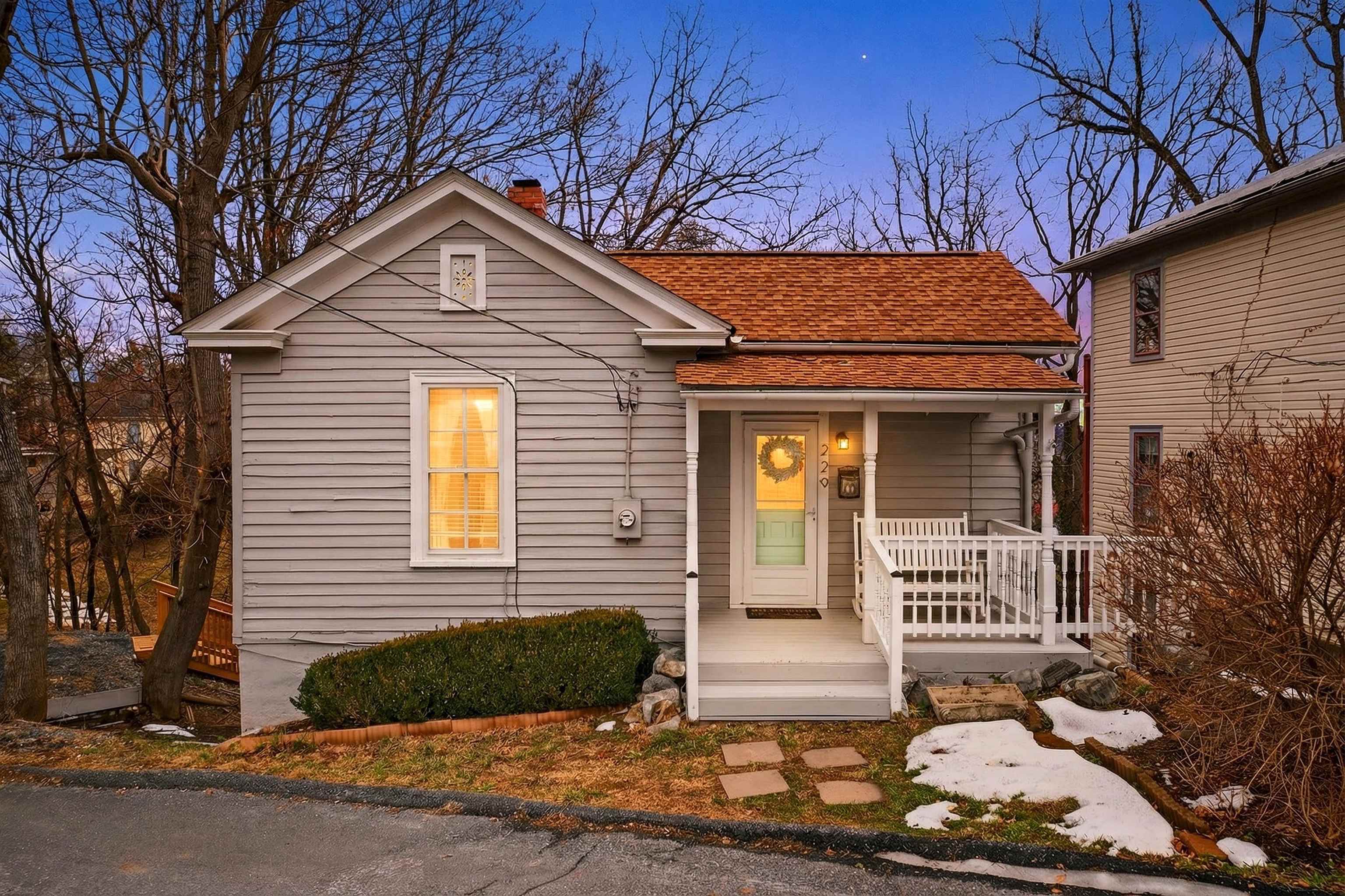 229 N JEFFERSON ST, STAUNTON, Virginia 24401, 2 Bedrooms Bedrooms, ,1 BathroomBathrooms,Residential,229 N JEFFERSON ST,673387 MLS # 673387