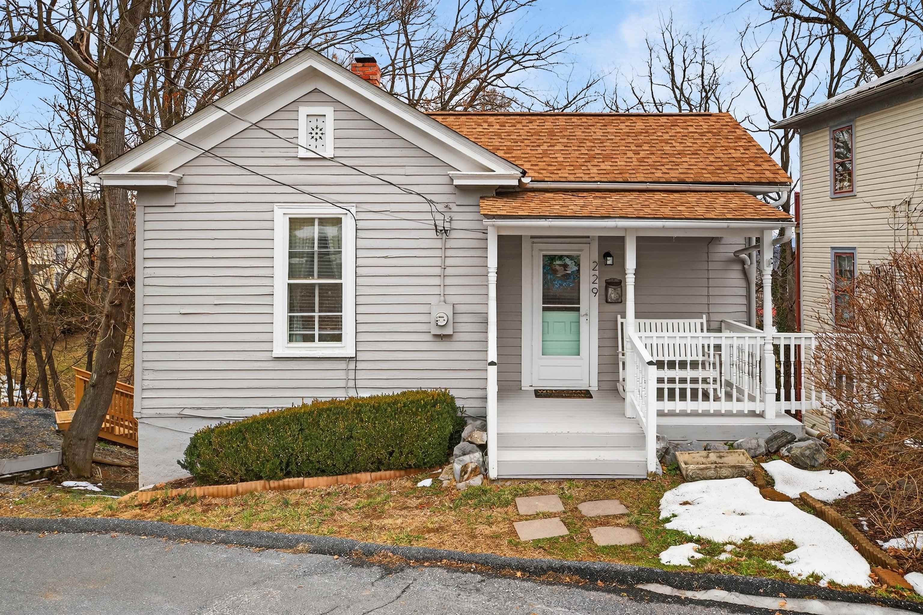 229 N JEFFERSON ST, STAUNTON, Virginia 24401, 2 Bedrooms Bedrooms, ,1 BathroomBathrooms,Residential,229 N JEFFERSON ST,673387 MLS # 673387