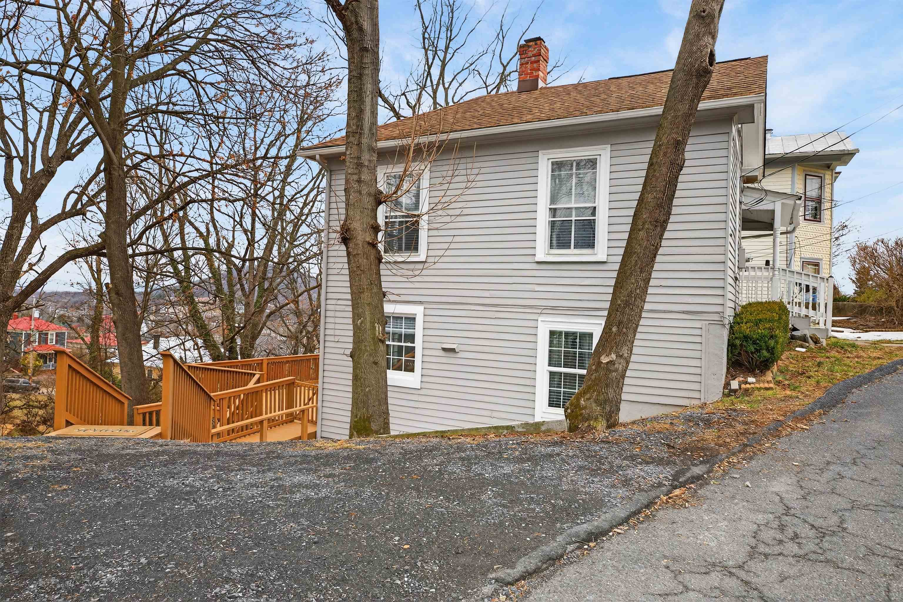 229 N JEFFERSON ST, STAUNTON, Virginia 24401, 2 Bedrooms Bedrooms, ,1 BathroomBathrooms,Residential,229 N JEFFERSON ST,673387 MLS # 673387