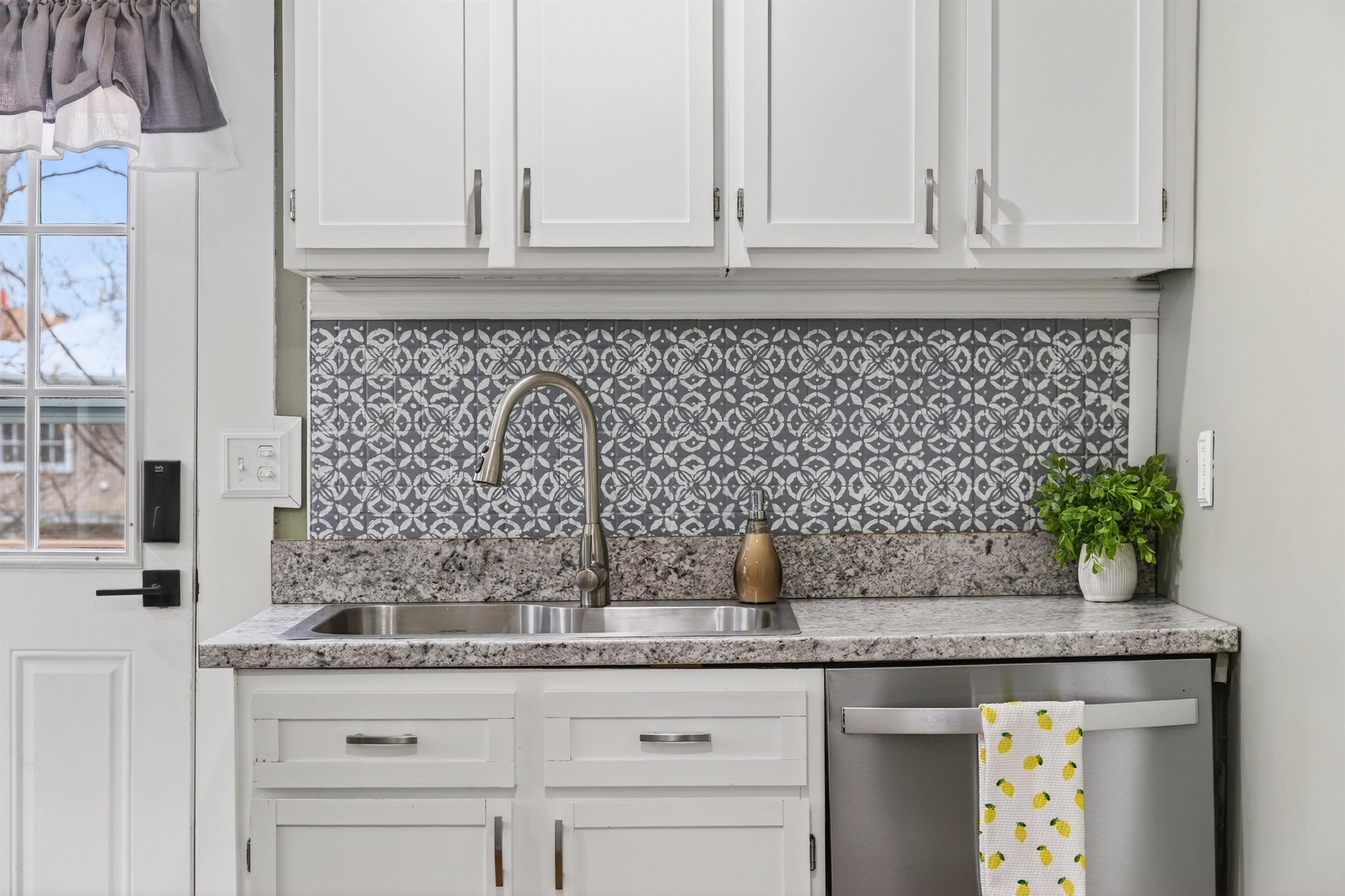 229 N JEFFERSON ST, STAUNTON, Virginia 24401, 2 Bedrooms Bedrooms, ,1 BathroomBathrooms,Residential,229 N JEFFERSON ST,673387 MLS # 673387