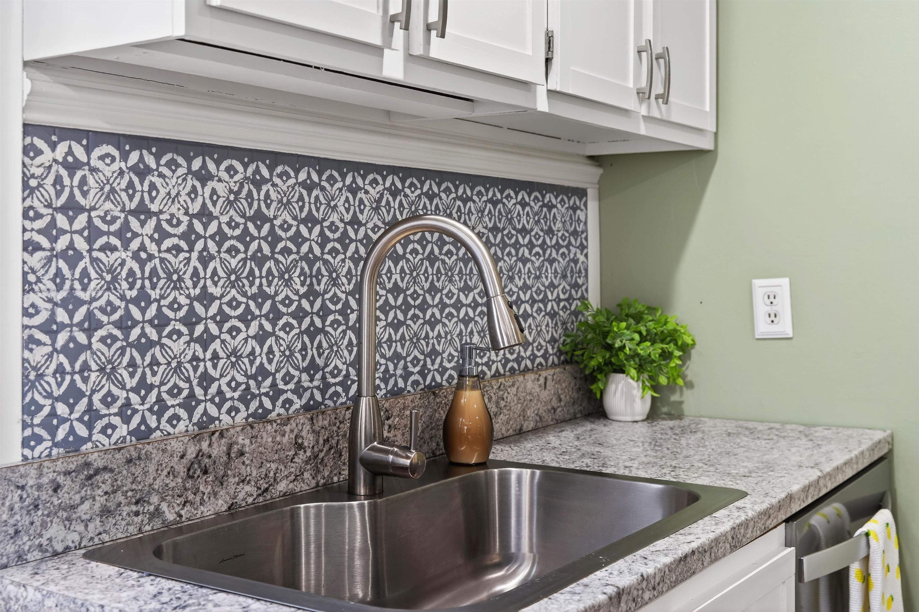 229 N JEFFERSON ST, STAUNTON, Virginia 24401, 2 Bedrooms Bedrooms, ,1 BathroomBathrooms,Residential,229 N JEFFERSON ST,673387 MLS # 673387