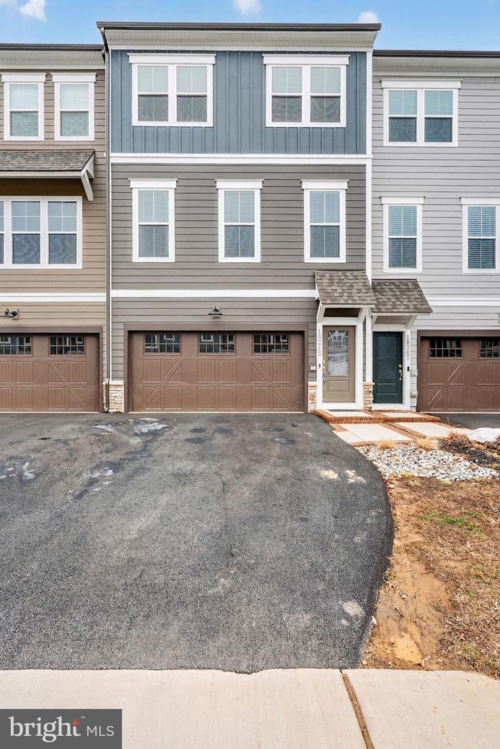 18245 MOSS GARDEN RD, DUMFRIES, Virginia 22026, 4 Bedrooms Bedrooms, ,4 BathroomsBathrooms,Residential,For sale,18245 MOSS GARDEN RD,VAPW2111574 MLS # VAPW2111574