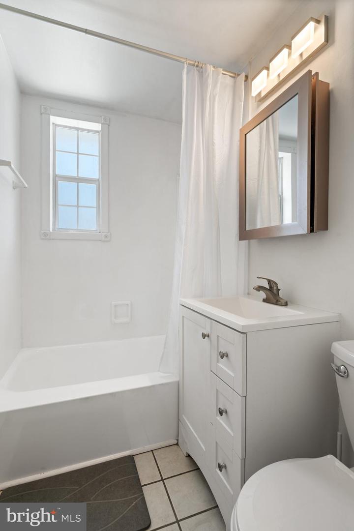 202 N GEORGE MASON DR N #202-2, ARLINGTON, Virginia 22203, 2 Bedrooms Bedrooms, ,1 BathroomBathrooms,Residential,For sale,202 N GEORGE MASON DR N #202-2,VAAR2068442 MLS # VAAR2068442