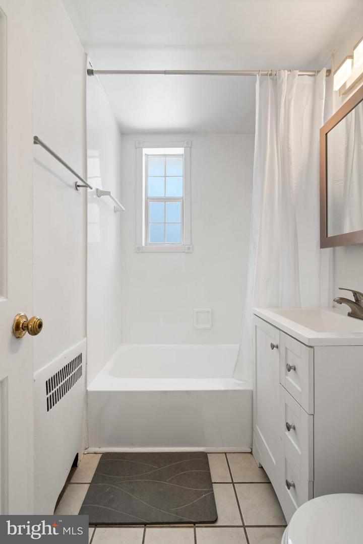 202 N GEORGE MASON DR N #202-2, ARLINGTON, Virginia 22203, 2 Bedrooms Bedrooms, ,1 BathroomBathrooms,Residential,For sale,202 N GEORGE MASON DR N #202-2,VAAR2068442 MLS # VAAR2068442