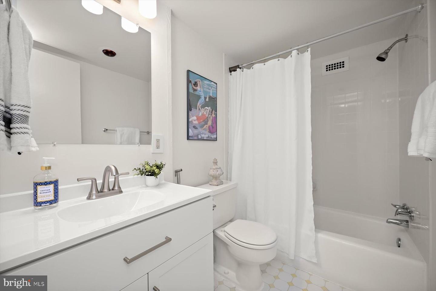 4600 S FOUR MILE RUN DR #238, ARLINGTON, Virginia 22204, 2 Bedrooms Bedrooms, ,1 BathroomBathrooms,Residential,For sale,4600 S FOUR MILE RUN DR #238,VAAR2068542 MLS # VAAR2068542