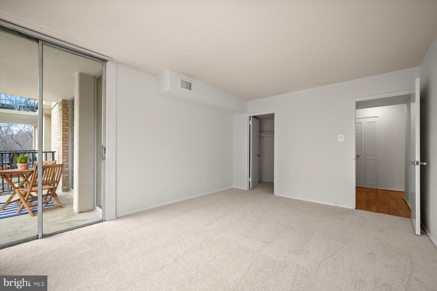 4600 S FOUR MILE RUN DR #238, ARLINGTON, Virginia 22204, 2 Bedrooms Bedrooms, ,1 BathroomBathrooms,Residential,For sale,4600 S FOUR MILE RUN DR #238,VAAR2068542 MLS # VAAR2068542