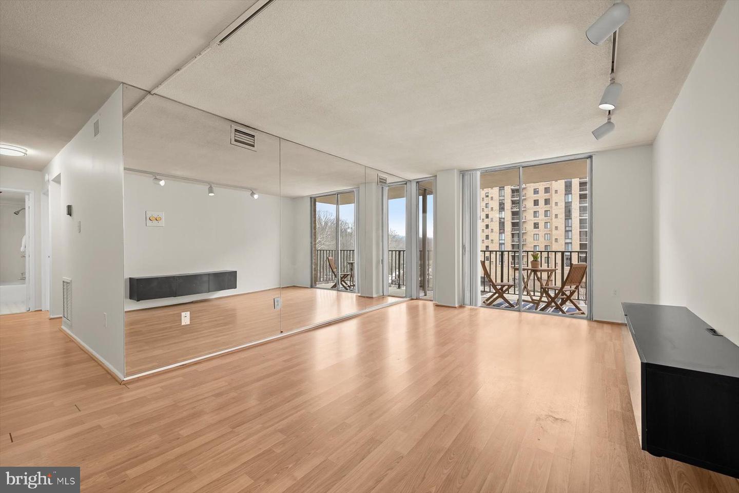 4600 S FOUR MILE RUN DR #238, ARLINGTON, Virginia 22204, 2 Bedrooms Bedrooms, ,1 BathroomBathrooms,Residential,For sale,4600 S FOUR MILE RUN DR #238,VAAR2068542 MLS # VAAR2068542