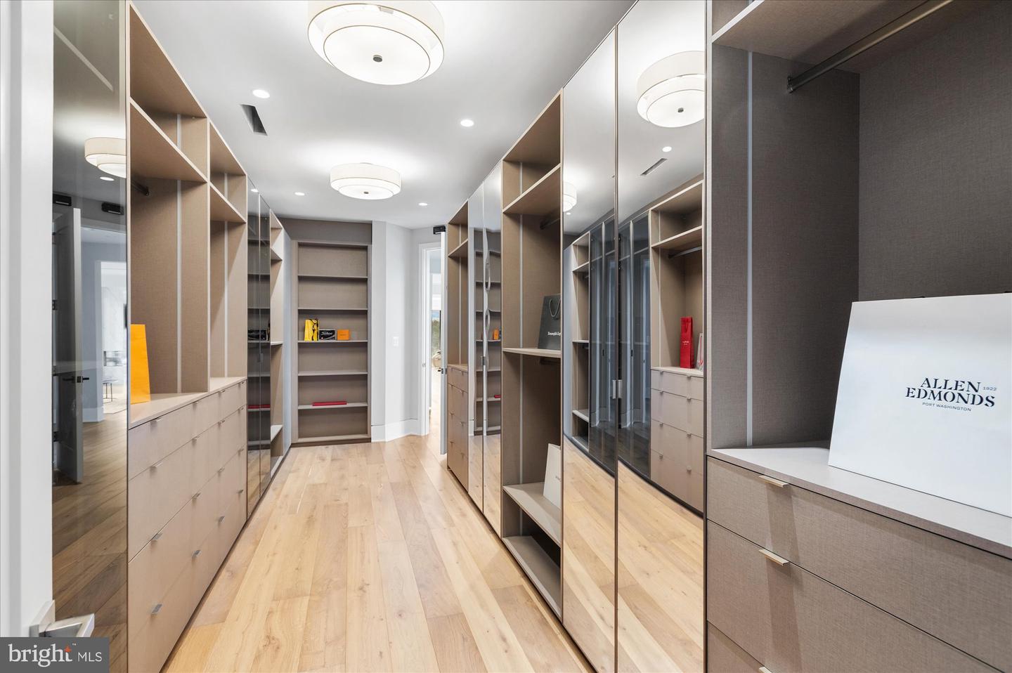 1306 BALLANTRAE CT, MCLEAN, Virginia 22101, 6 Bedrooms Bedrooms, 26 Rooms Rooms,8 BathroomsBathrooms,Residential,For sale,1306 BALLANTRAE CT,VAFX2289520 MLS # VAFX2289520