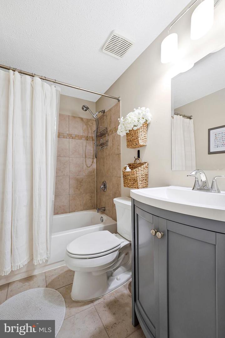 10720 BURR OAK WAY, BURKE, Virginia 22015, 5 Bedrooms Bedrooms, ,2 BathroomsBathrooms,Residential,For sale,10720 BURR OAK WAY,VAFX2289832 MLS # VAFX2289832