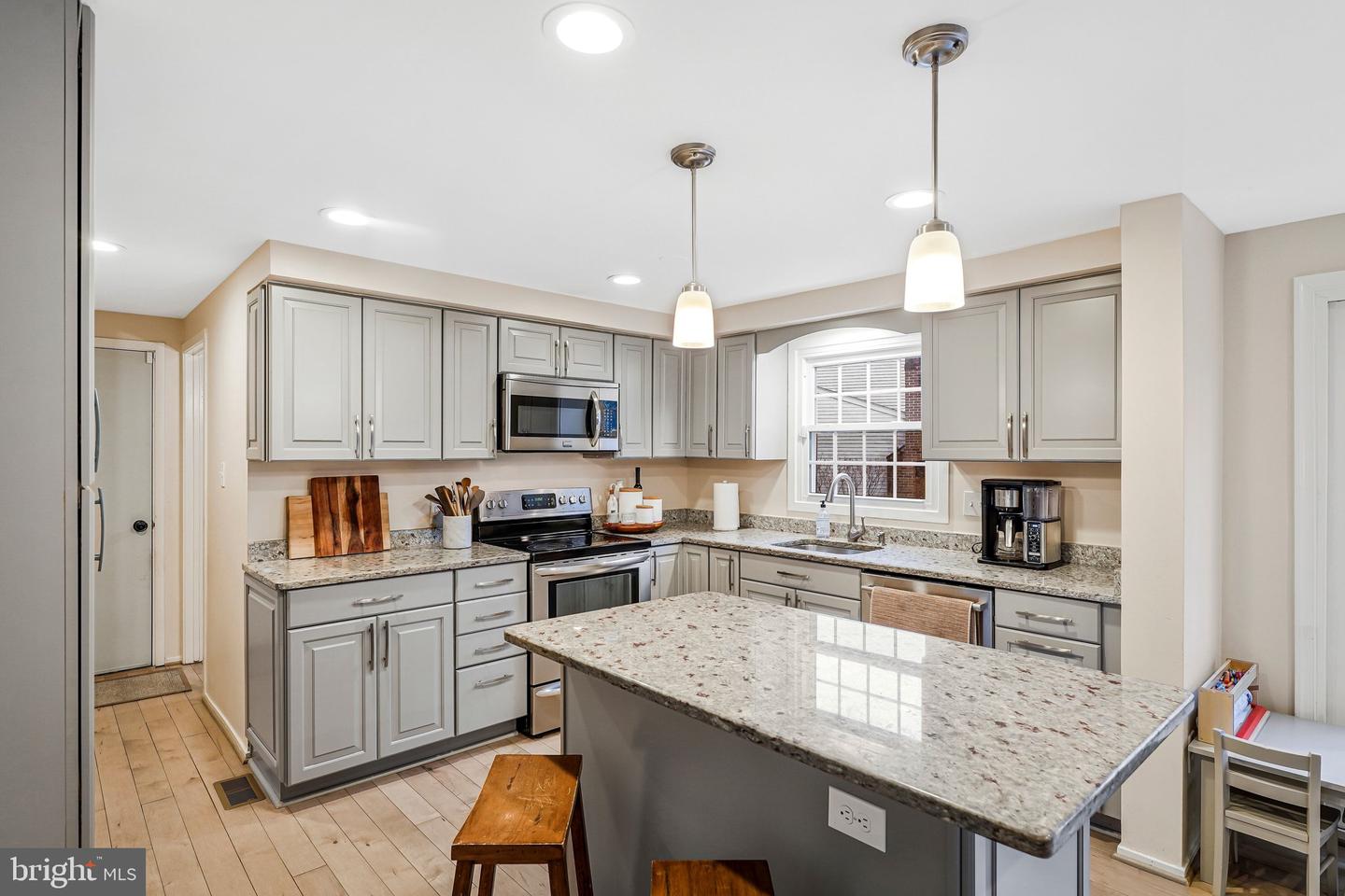 10720 BURR OAK WAY, BURKE, Virginia 22015, 5 Bedrooms Bedrooms, ,2 BathroomsBathrooms,Residential,For sale,10720 BURR OAK WAY,VAFX2289832 MLS # VAFX2289832