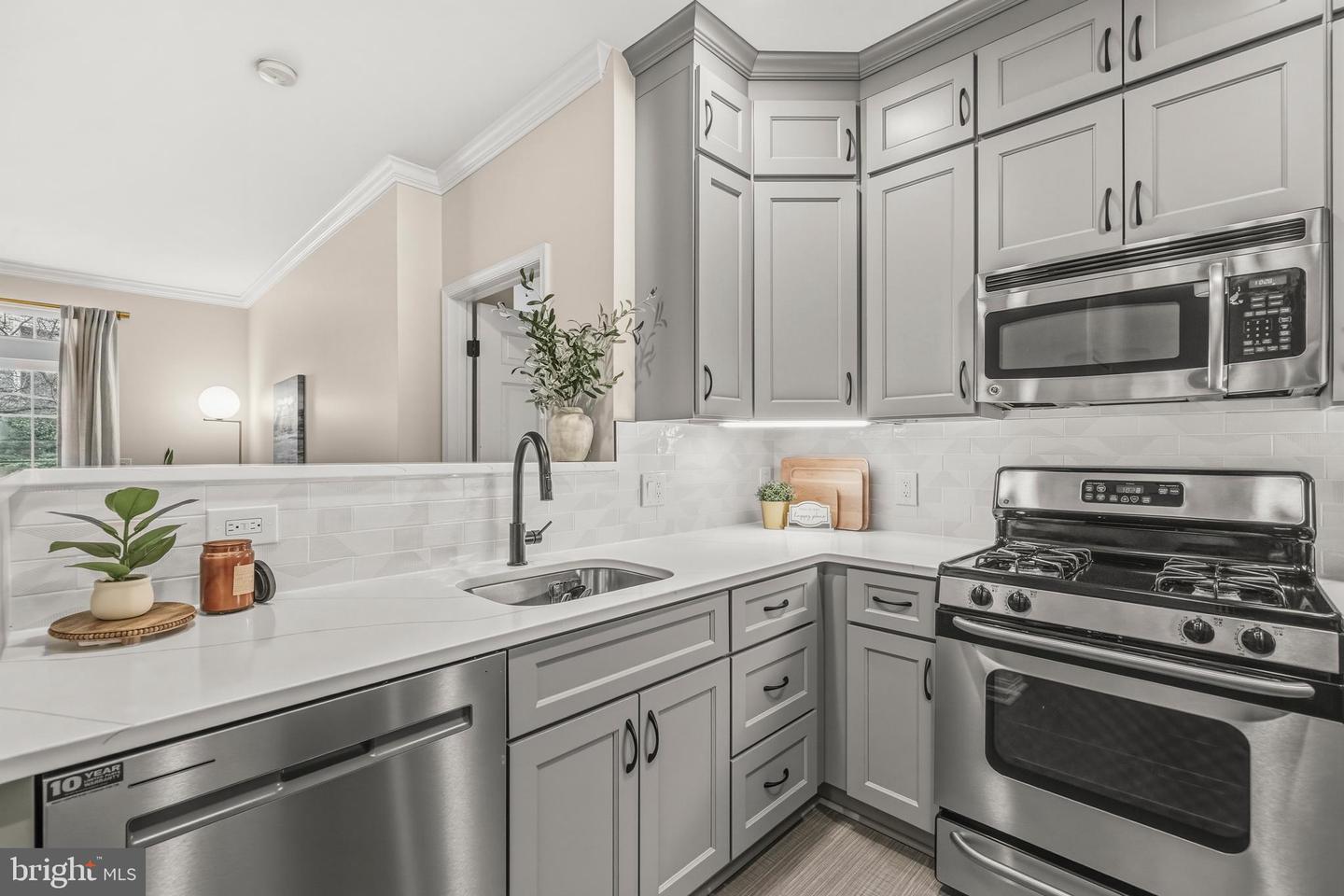 2321 25TH ST S #2-106, ARLINGTON, Virginia 22206, 2 Bedrooms Bedrooms, 6 Rooms Rooms,2 BathroomsBathrooms,Residential,For sale,2321 25TH ST S #2-106,VAAR2068664 MLS # VAAR2068664