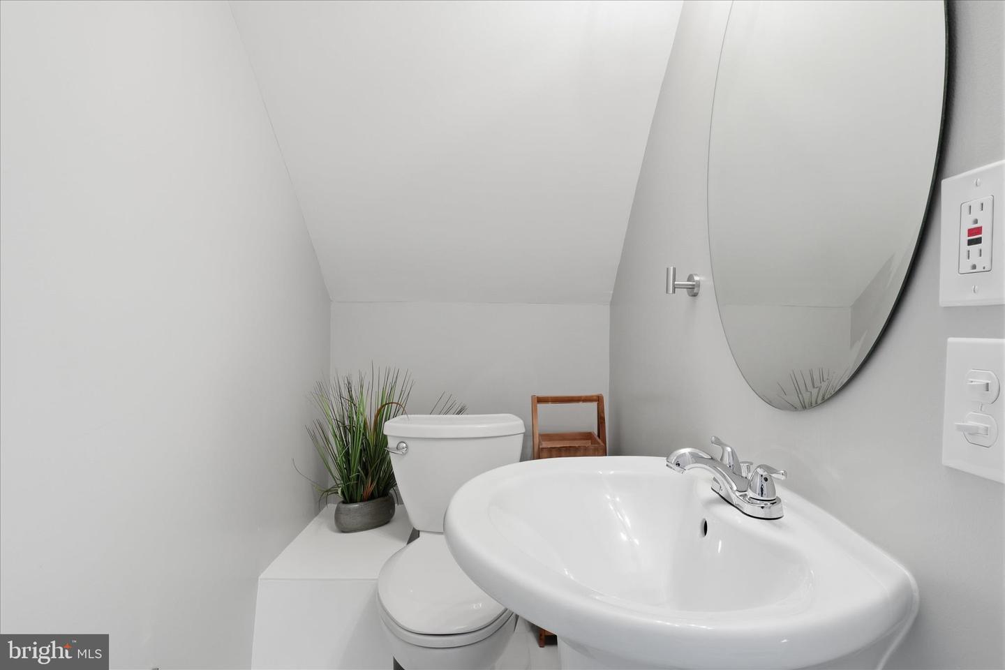 6711 FARRAGUT AVE, FALLS CHURCH, Virginia 22042, 3 Bedrooms Bedrooms, ,2 BathroomsBathrooms,Residential,For sale,6711 FARRAGUT AVE,VAFX2290140 MLS # VAFX2290140