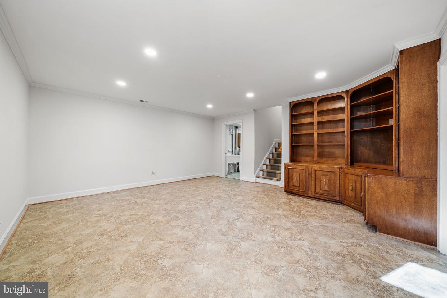 8311 CHAPEL LAKE CT, ANNANDALE, Virginia 22003, 5 Bedrooms Bedrooms, ,3 BathroomsBathrooms,Residential,For sale,8311 CHAPEL LAKE CT,VAFX2290376 MLS # VAFX2290376