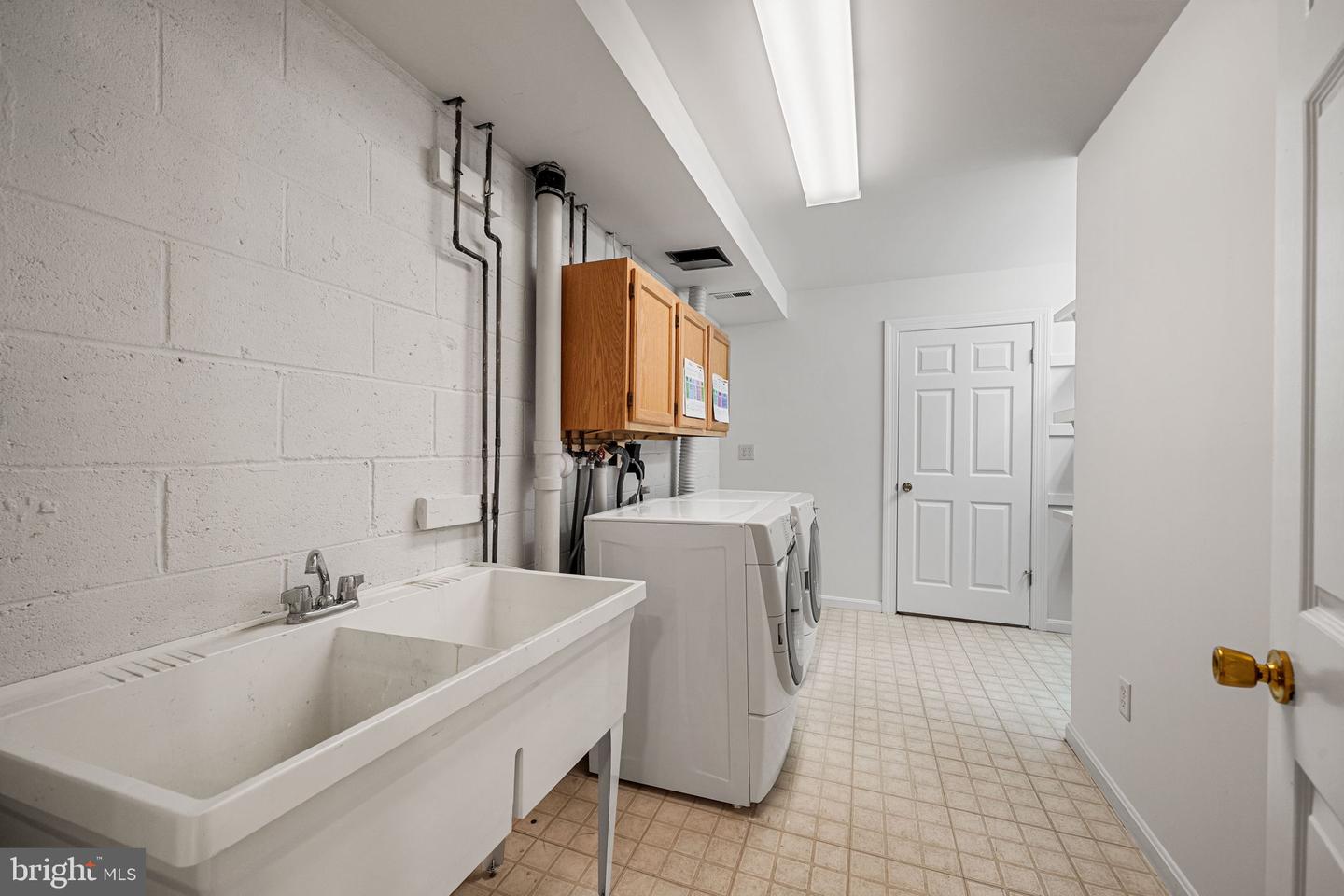 8311 CHAPEL LAKE CT, ANNANDALE, Virginia 22003, 5 Bedrooms Bedrooms, ,3 BathroomsBathrooms,Residential,For sale,8311 CHAPEL LAKE CT,VAFX2290376 MLS # VAFX2290376