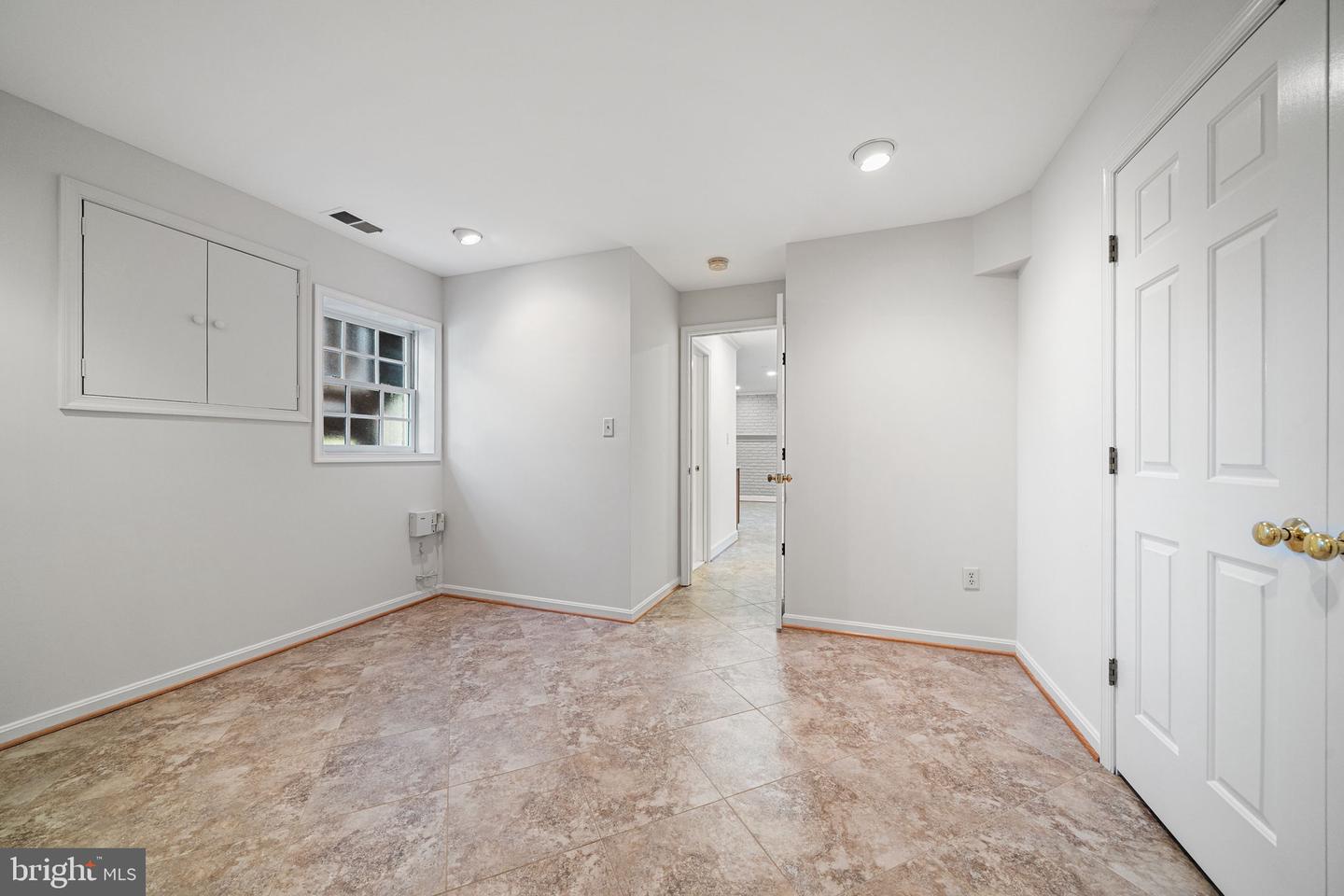 8311 CHAPEL LAKE CT, ANNANDALE, Virginia 22003, 5 Bedrooms Bedrooms, ,3 BathroomsBathrooms,Residential,For sale,8311 CHAPEL LAKE CT,VAFX2290376 MLS # VAFX2290376