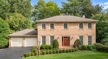 8311 CHAPEL LAKE CT, ANNANDALE, Virginia 22003, 5 Bedrooms Bedrooms, ,3 BathroomsBathrooms,Residential,For sale,8311 CHAPEL LAKE CT,VAFX2290376 MLS # VAFX2290376