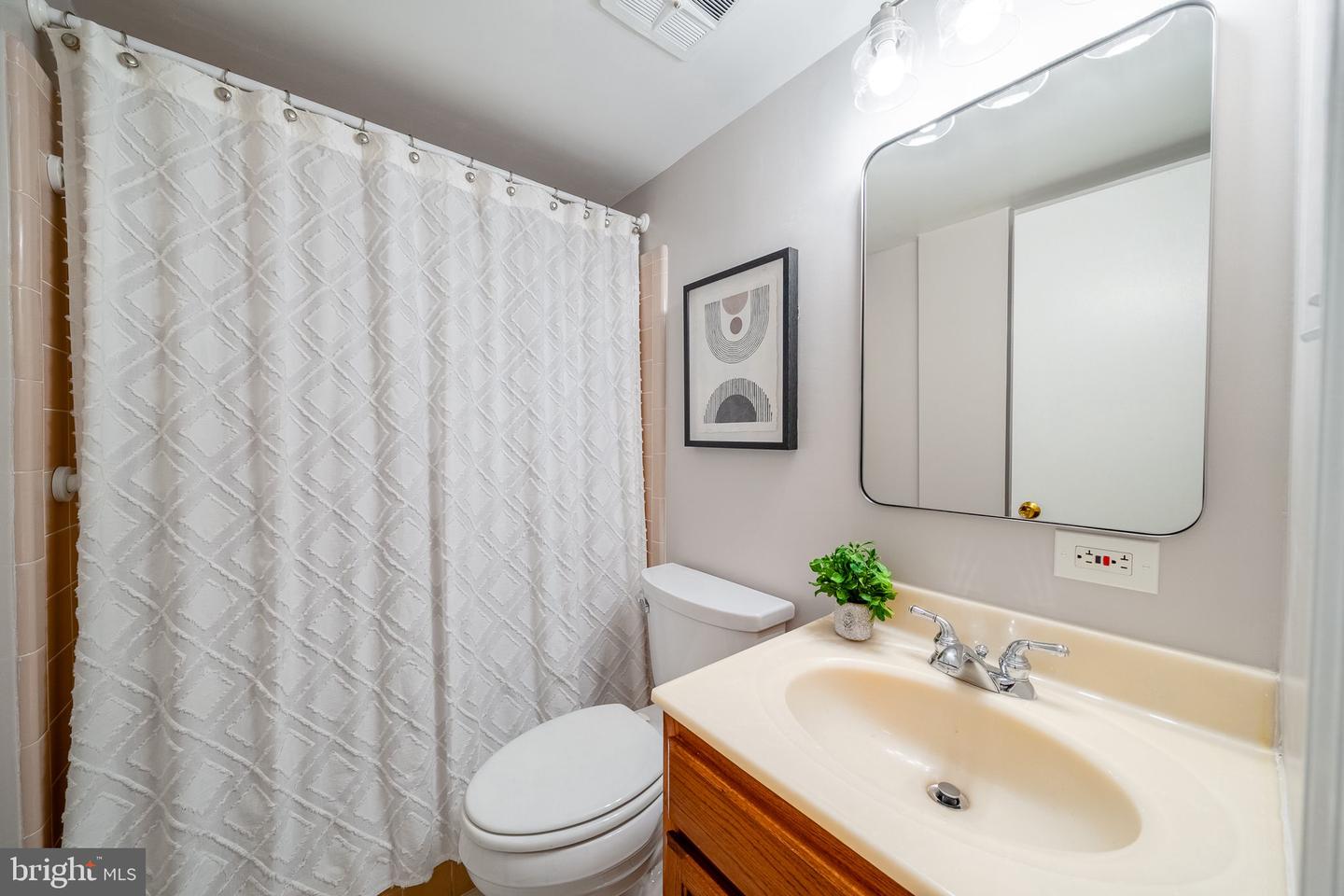 6627 KENNEDY LN, FALLS CHURCH, Virginia 22042, 4 Bedrooms Bedrooms, ,3 BathroomsBathrooms,Residential,For sale,6627 KENNEDY LN,VAFX2290388 MLS # VAFX2290388