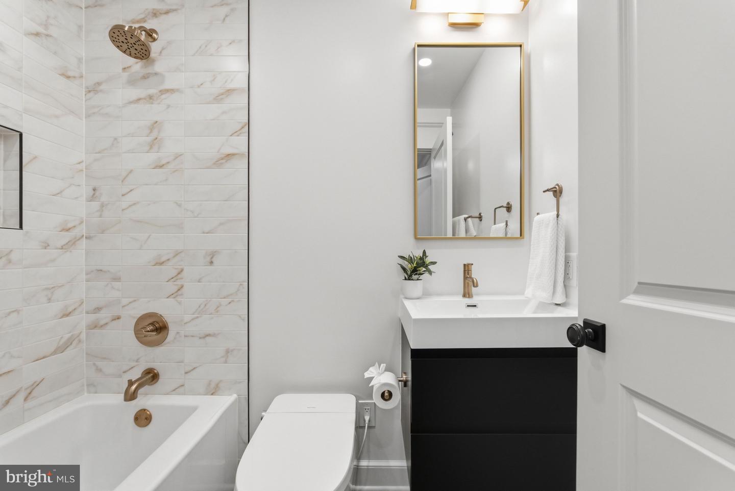 1816 BELMONT RD NW, WASHINGTON, District Of Columbia 20009, 6 Bedrooms Bedrooms, ,6 BathroomsBathrooms,Residential,For sale,1816 BELMONT RD NW,DCDC2246470 MLS # DCDC2246470