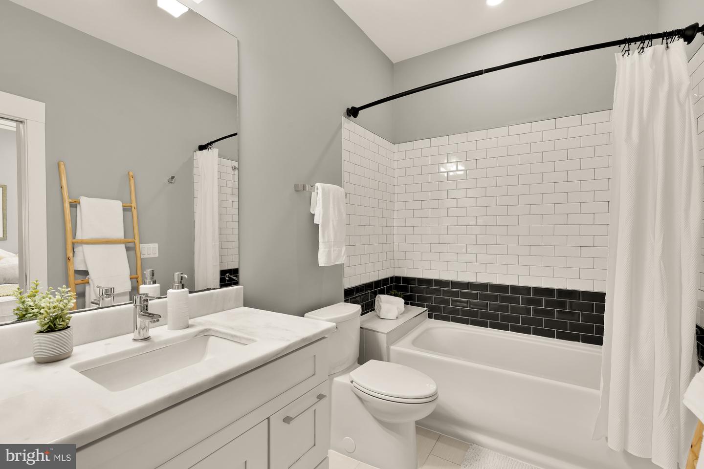 1719 LINCOLN RD NE #1, WASHINGTON, District Of Columbia 20002, 2 Bedrooms Bedrooms, ,2 BathroomsBathrooms,Residential,For sale,1719 LINCOLN RD NE #1,DCDC2246592 MLS # DCDC2246592