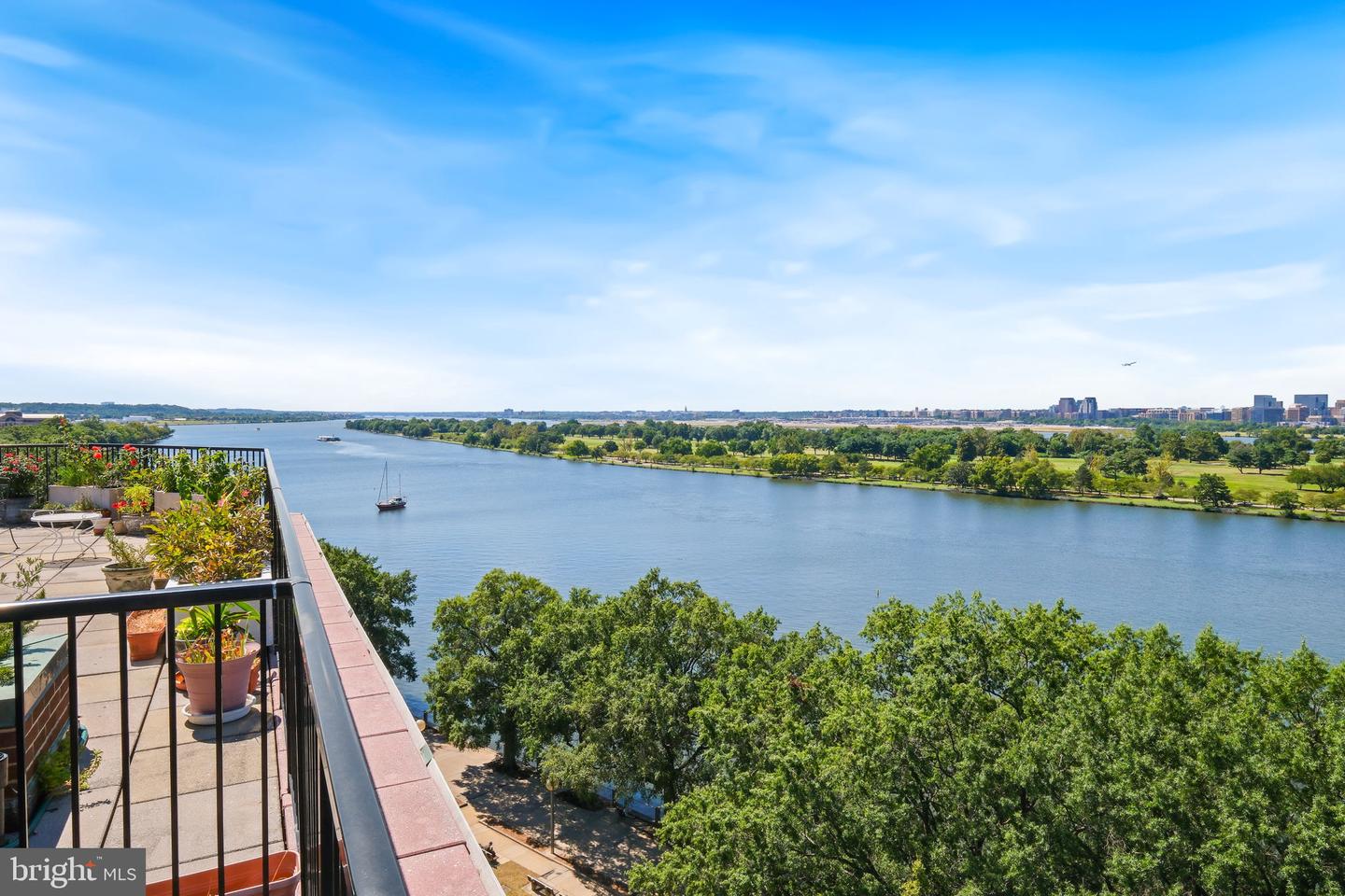 1317 4TH ST SW, WASHINGTON, District Of Columbia 20024, 4 Bedrooms Bedrooms, ,4 BathroomsBathrooms,Residential,For sale,1317 4TH ST SW,DCDC2246726 MLS # DCDC2246726